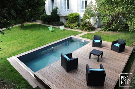 Jardin avec piscine et terrasse sous les cèdres