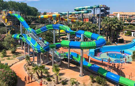 Famille profitant d’un parc aquatique extérieur