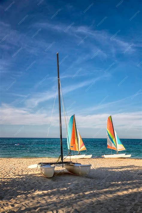Base nautique avec catamarans sur plage