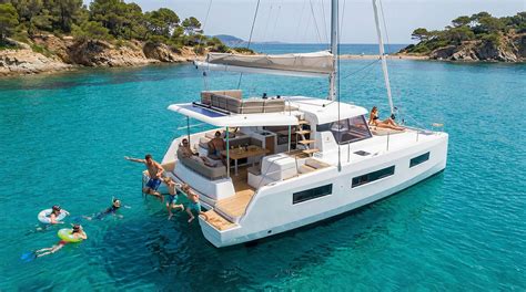 Famille pratiquant le catamaran en mer
