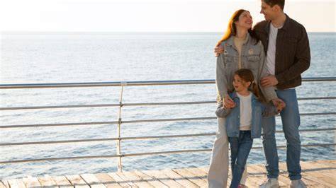 Jeunes voyageurs sur pont de croisière