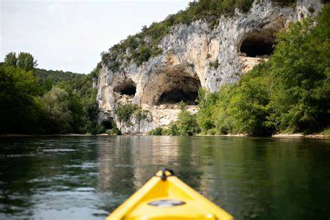 kayak entre falaises et grottes