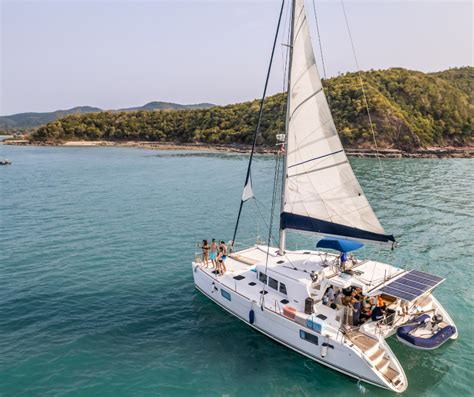 Adolescents naviguant en catamaran