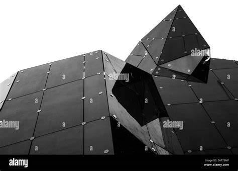 Architecture géométrique du Kinémax en noir et blanc