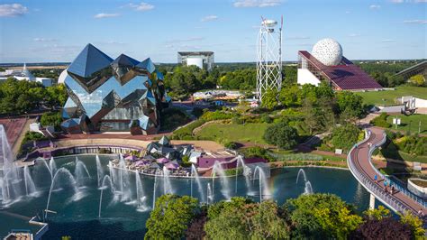 Vue panoramique du Futuroscope depuis la vallée