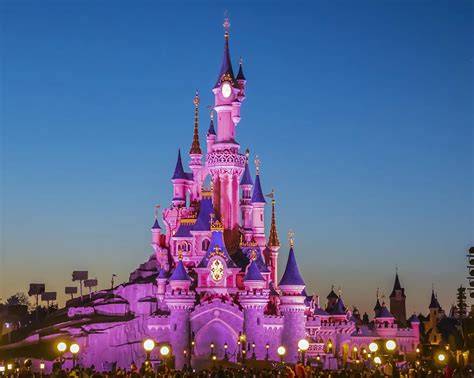 Famille à l’entrée de Disneyland Paris