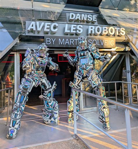 Robots géants dansant au Futuroscope