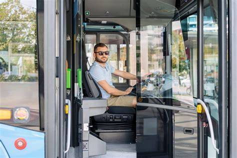 Conducteur de bus accueillant des voyageurs