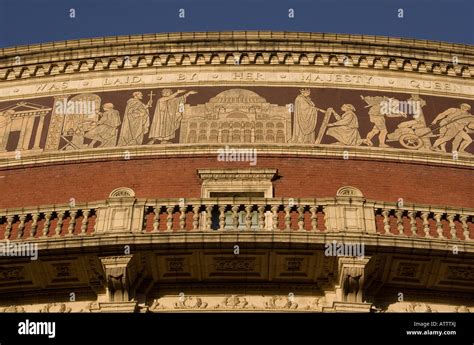Façade du Royal Albert Hall et frise en mosaïque