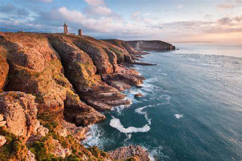 Falaises et phare de la côte bretonne