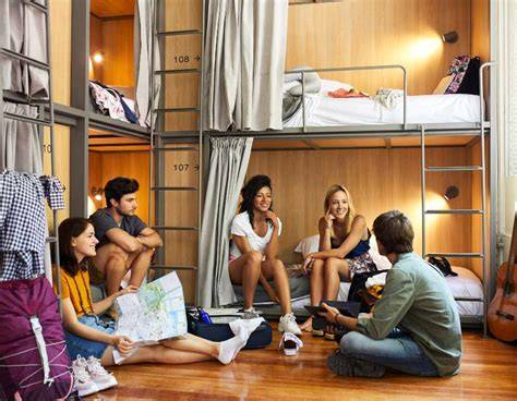 Voyageurs dans une auberge de jeunesse conviviale