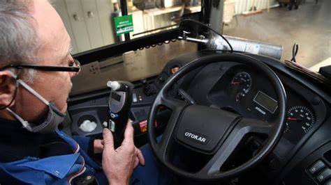 Technicien contrôlant EAD dans autocar