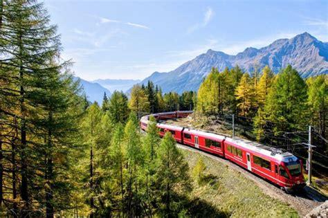 Train touristique dans les Alpes italiennes