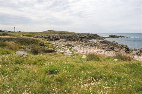 Plage des Vieilles et phare de la Pointe des Corbeaux