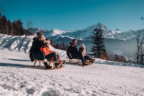 Famille faisant de la luge sur dunes blanches