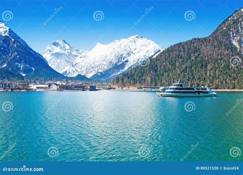 Panorama hivernal du lac Achensee