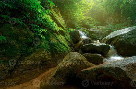 Cascade et canyon dans la jungle