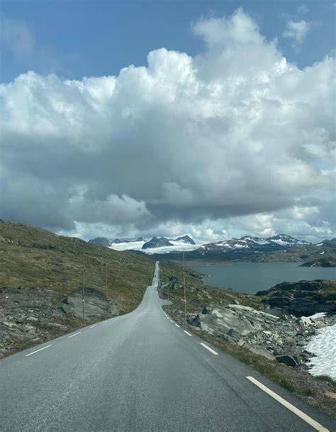 Route du Sognefjellet entre fjords et montagnes