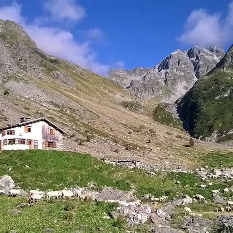Gîte d’alpage de Bovine et vallée de Martigny
