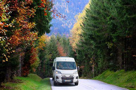 Van aménagé sur une route de montagne européenne