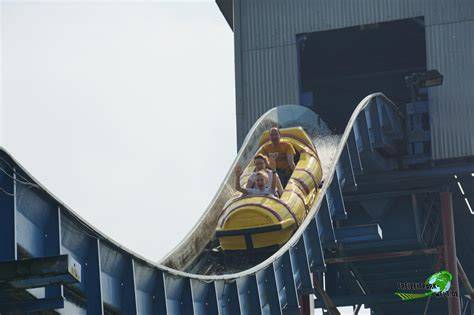 Attraction Flashback bateau jaune Walibi