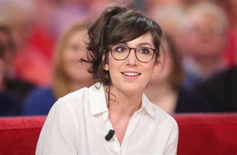 Portrait de Nora Hamzawi sur scène