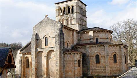 Collégiale Saint-Pierre-aux-Liens architecture romane