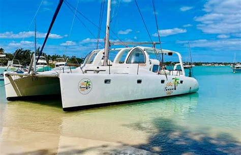 Baie du Trésor et catamaran à Tartane