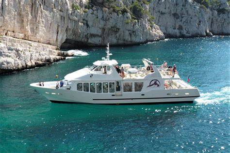 bateau semi-rigide devant les calanques corses