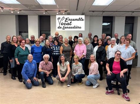 David Jackson dirigeant un ensemble vocal
