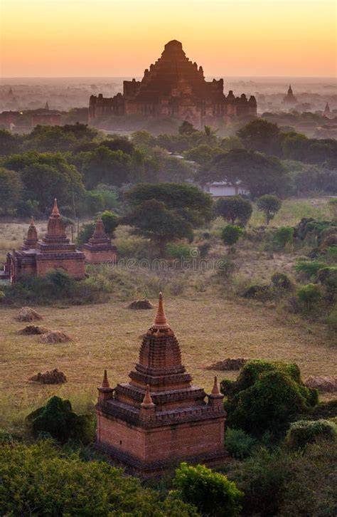 Temples de Bagan au lever du soleil