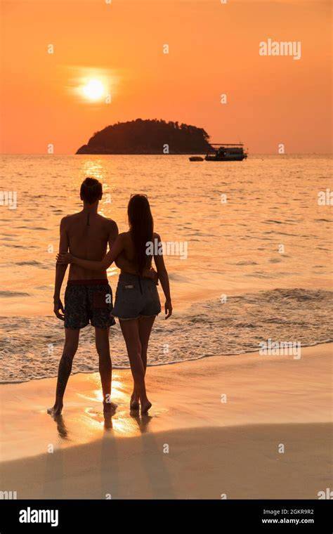 Couple au coucher du soleil plage Asie