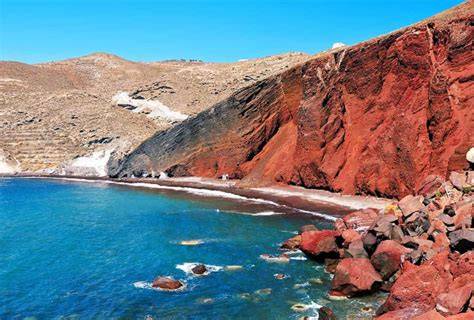 Plage rouge d’Akrotiri vue depuis bateau