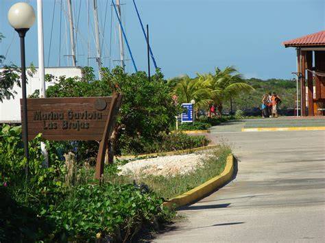 Catamaran à la marina de Cayo Las Brujas