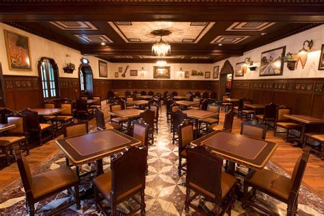 Décor colonial Explorers Club restaurant