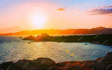 Beach club au coucher du soleil en Sardaigne