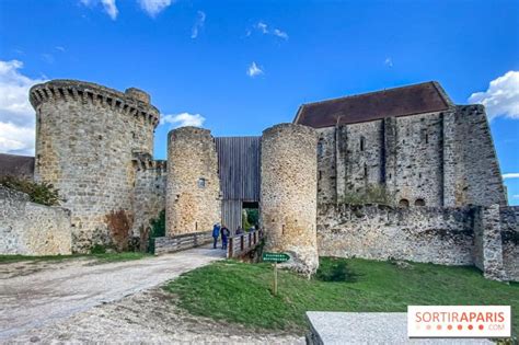 Château de la Madeleine sur les coteaux boisés