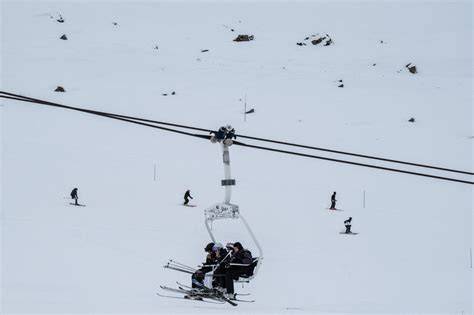 Moniteur accompagnant un skieur sur piste