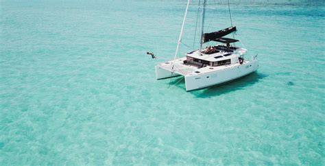 Catamaran dans une crique crétoise turquoise