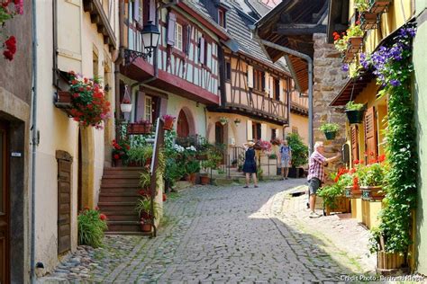 Bistrot français dans un village médiéval