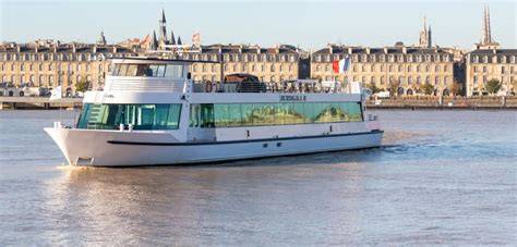 Monuments de Bordeaux vus depuis la Garonne