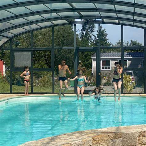 Famille dans piscine couverte chauffée