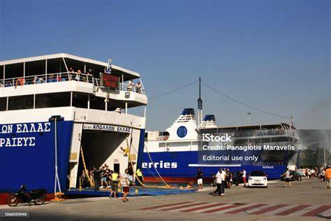 Autocar embarquant sur ferry maritime