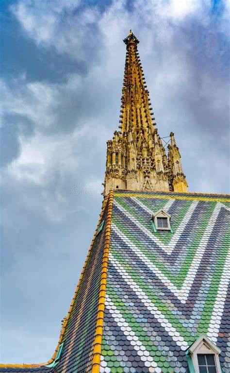 Toit coloré de la cathédrale Saint-Étienne