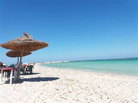 Djerba plage et village traditionnel tunisien