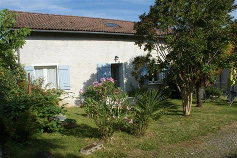 Gîte rural à Isle-et-Bardais avec jardin
