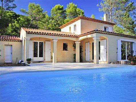 Maison provençale avec piscine et terrasse