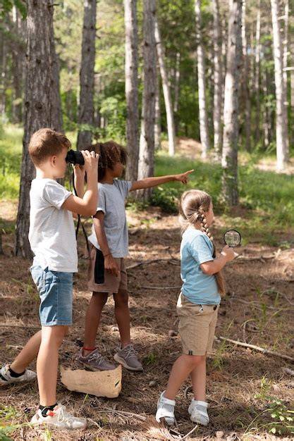 Enfants participant à une chasse au trésor gauloise