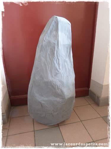 Fabrication d’un menhir en papier mâché