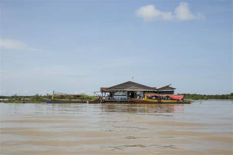 bateau traditionnel sur le lac Tonlé Sap